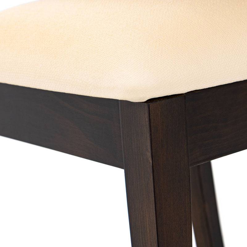 Silla de comedor de madera de pino enchapada en caoba con tapizado en leather touch, parte del juego de comedor Quetzal de 9 piezas.