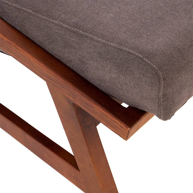 Juego de comedor Quetzal de 13 piezas con sillas tapizadas en tela y mesa de madera industrializada en color tabaco.