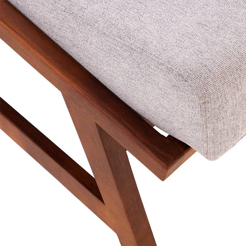Sillas de comedor Quetzal de Deurope en tela y madera industrializada, con estructura en chapa de okumé y diseño moderno.
