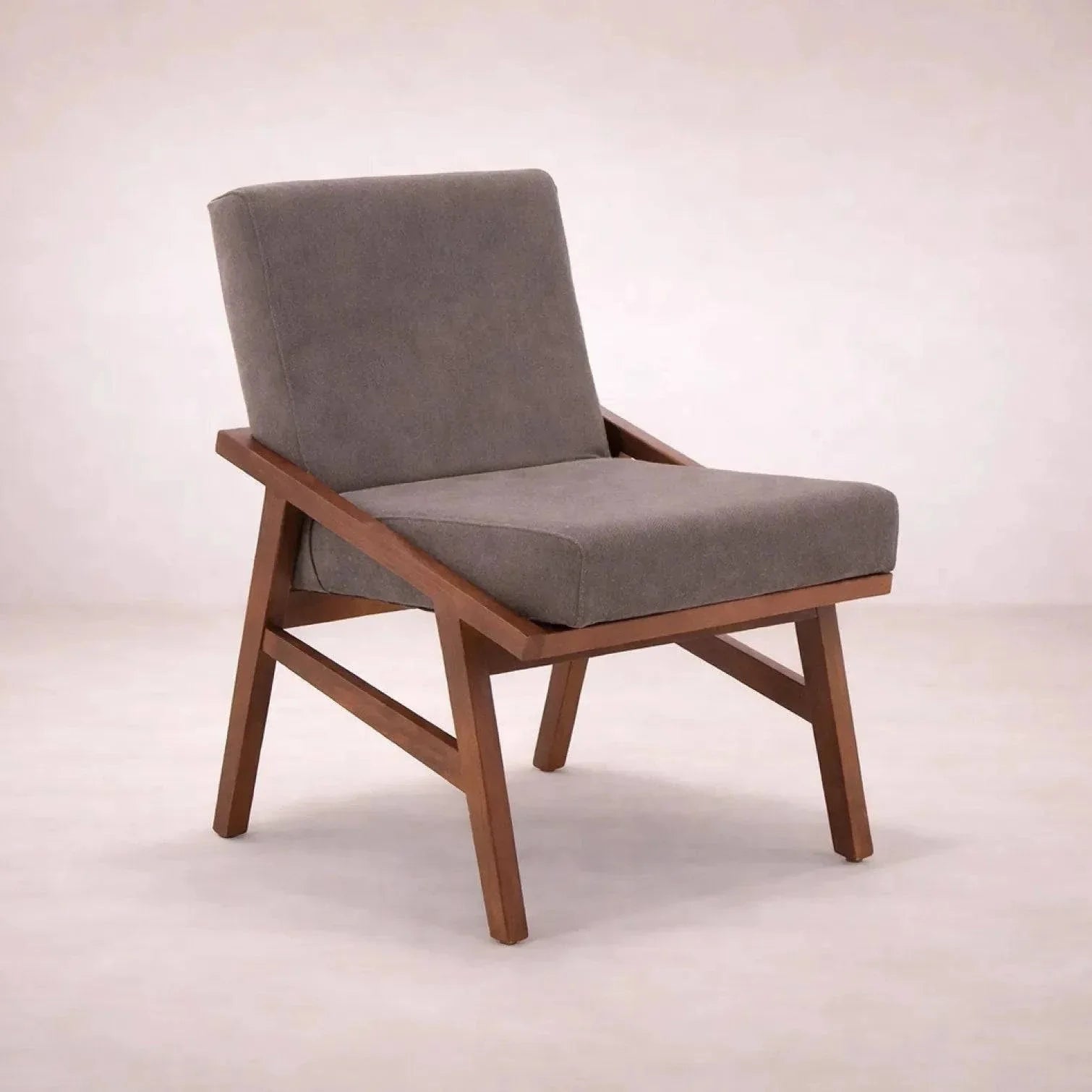 Sillas de comedor Quetzal de Deurope con estructura de madera industrializada, tapizado en tela y acabado en tono tabaco.