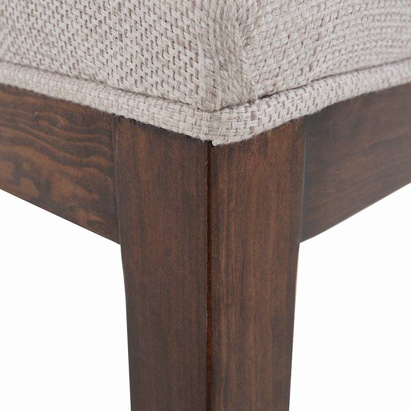 Juego de comedor Siena de 9 piezas con sillas en tela color tabaco y mesa rectangular en color crema, vista frontal.