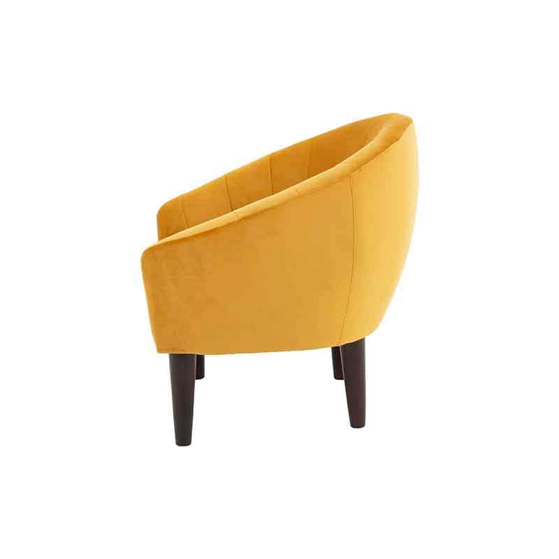 Sillón ocasional Andor de tapiz amarillo de terciopelo, con respaldo y asiento acolchado, en un entorno moderno.