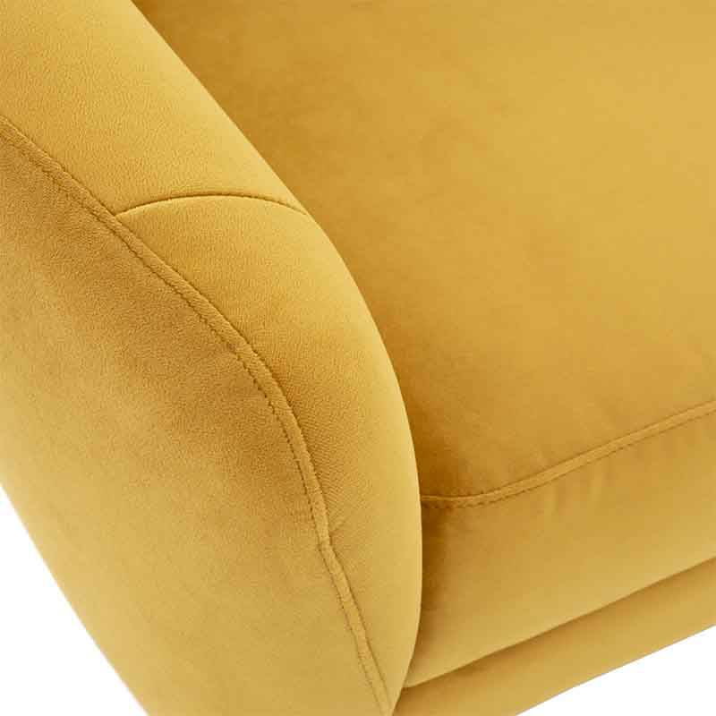 Sillón ocasional Andor de tapiz amarillo de terciopelo, con respaldo y asiento acolchados, de tamaño compacto y elegante.