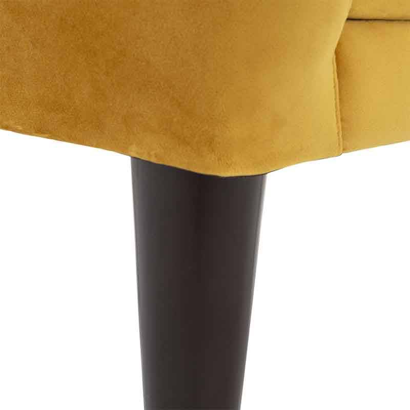 Sillón ocasional Andor de tapiz amarillo de terciopelo, con respaldo y asiento acolchados, ideal para espacios modernos.