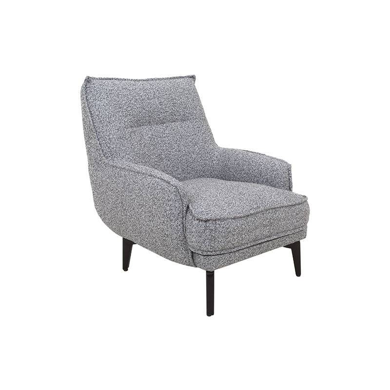 Sillón Andrea Berlin de tapiz gris, con respaldo y asiento acolchado, en una sala moderna.