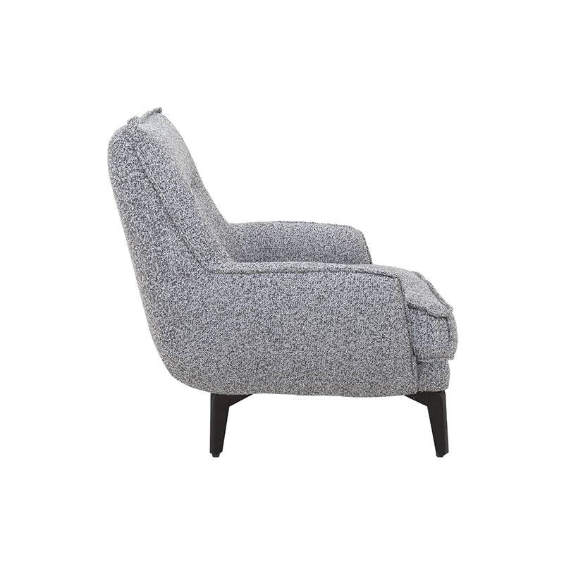 Sillón Andrea Berlin de tapiz gris con estructura moderna, vista frontal, en interior elegante y bien iluminado.