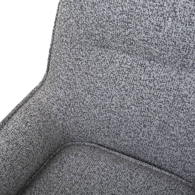 Sillón Andrea Berlin de tapiz gris, con respaldo y asiento acolchados, en espacio de sala moderna.