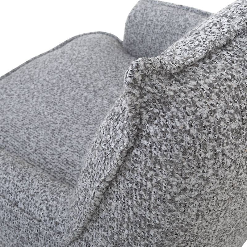 Sillón Andrea Berlin de tapiz gris con estructura moderna, vista frontal, con respaldo y asiento acolchados.