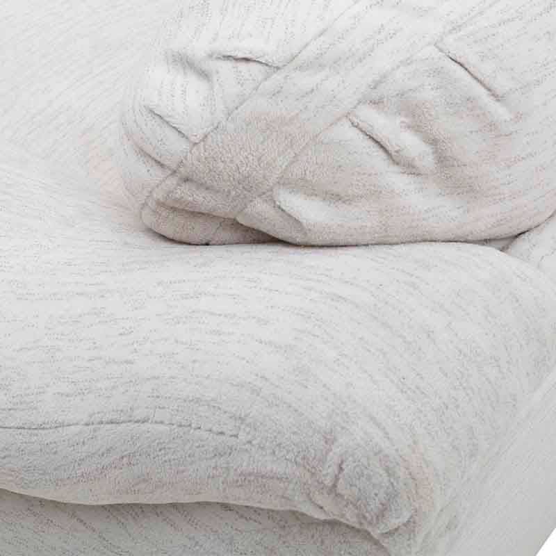 Sillón Chloe de color marfil en juego de sala de tela Money Snow, con respaldo y asientos cómodos, dimensiones 102x90x96 cm.