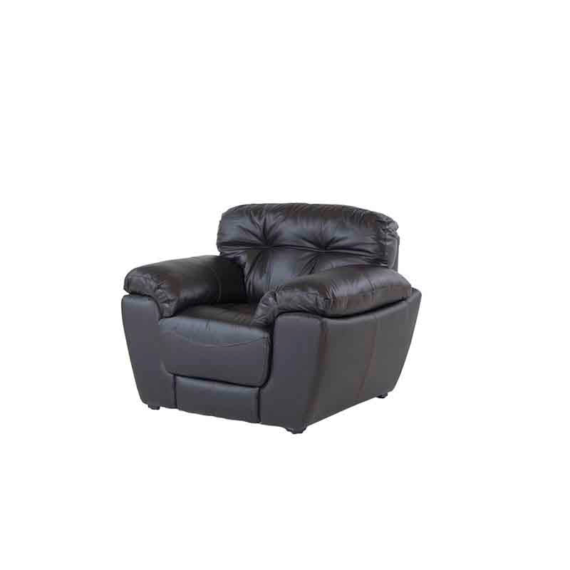Sillón de piel moka en juego de sala Carter deurope.com.mx, con respaldo y asiento acolchados, frente de 111 cm.