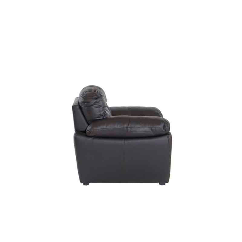 Sillón de sala Carter deoupe.com.mx en cuero moka, con respaldo y asiento acolchado, frente y vista lateral.