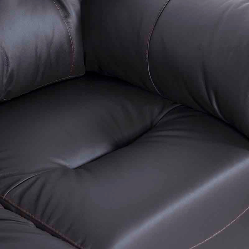 Juego de sala Carter de cuero en color moka, con sillón de 111 cm de alto, 90 cm de fondo y 88 cm de ancho.