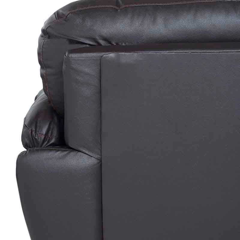 Sillones de piel moka en juego de sala Carter deurope.com.mx, con estructura moderna y detalles en cuero leather touch.