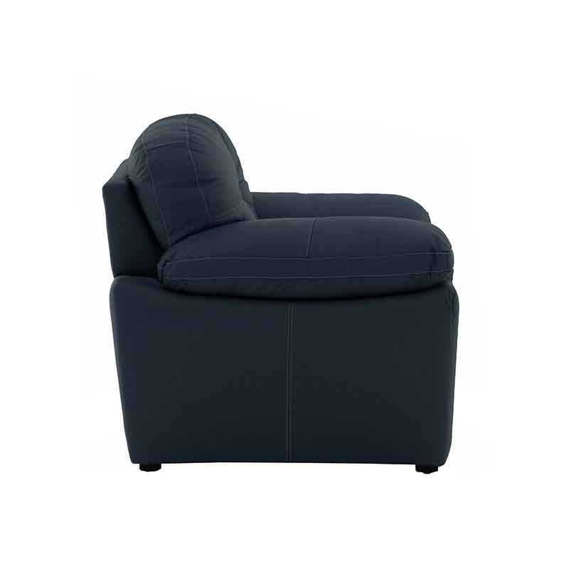 Juego de sala Carter de cuero moka con sillones de 111 cm de alto, 90 cm de fondo y 88 cm de ancho, estilo moderno.