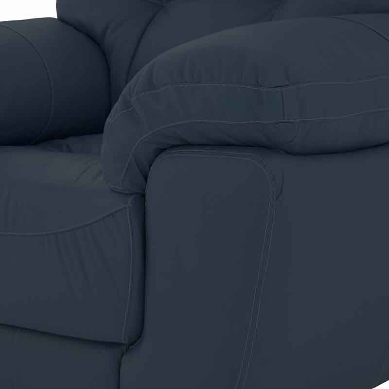 Juego de sala Carter de cuero en color moka, con sillones de 111 cm de alto y 90 cm de fondo, estilo moderno y cómodo.