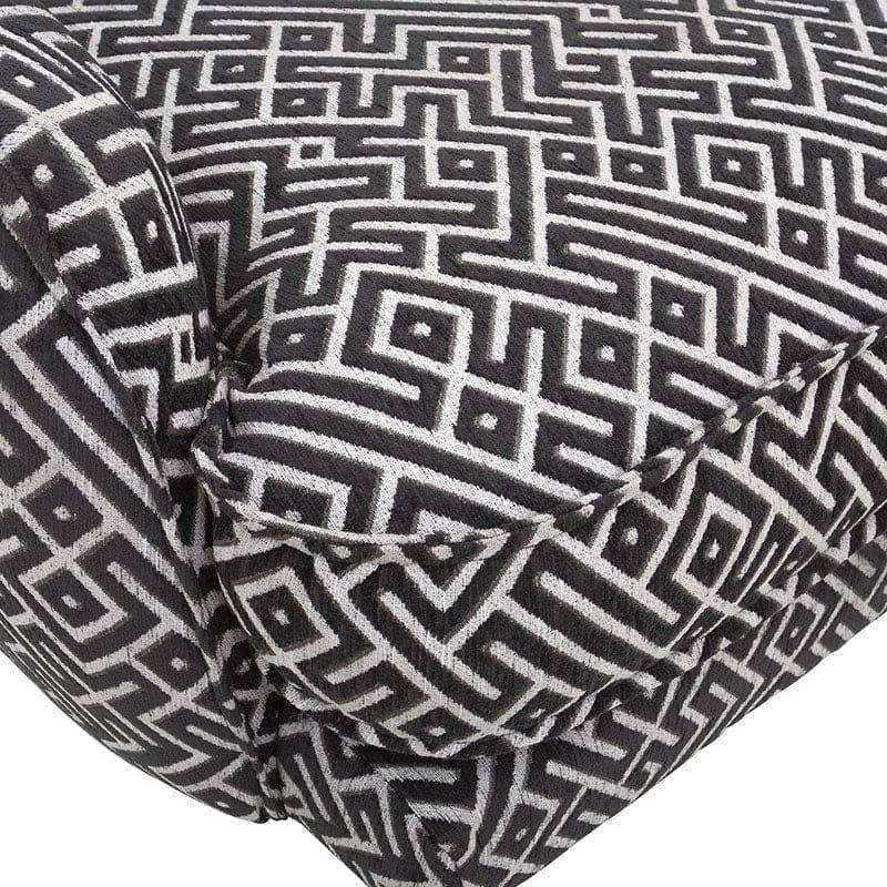 Sillón Andrea Essa de tapiz negro con estructura moderna, frente de 75 cm, altura de 86 cm y fondo de 85 cm.