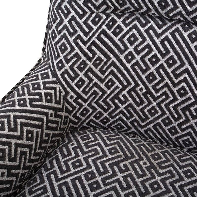 Sillón Andrea Essa de tapiz negro, con estructura moderna, vista frontal, en interior elegante.