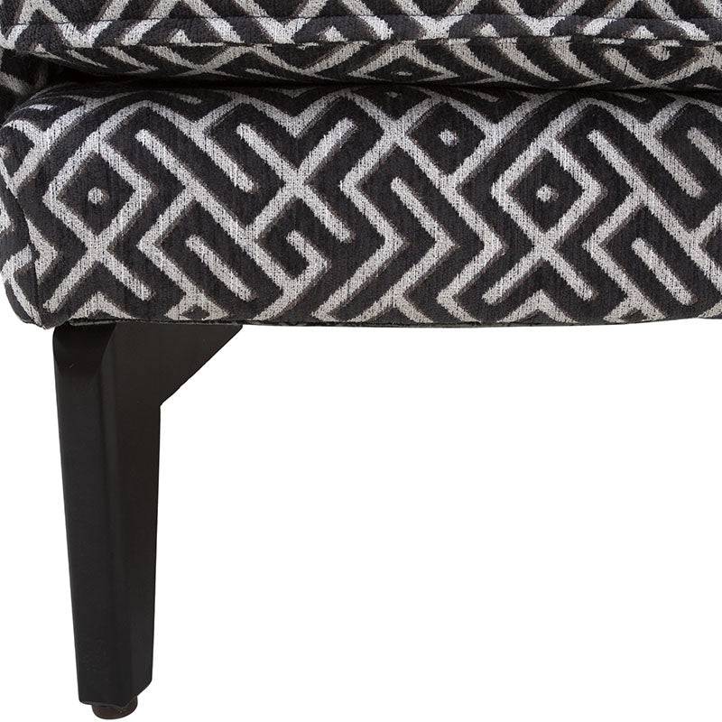 Sillón Andrea Essa de tapiz negro, con respaldo y asiento acolchados, para sala o comedor, en imagen de frente.