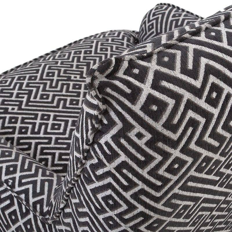 Sillón Andrea Essa de tapiz negro con respaldo y asiento acolchados, dimensiones: 75 cm de alto, 86 cm de fondo y 85 cm de ancho.