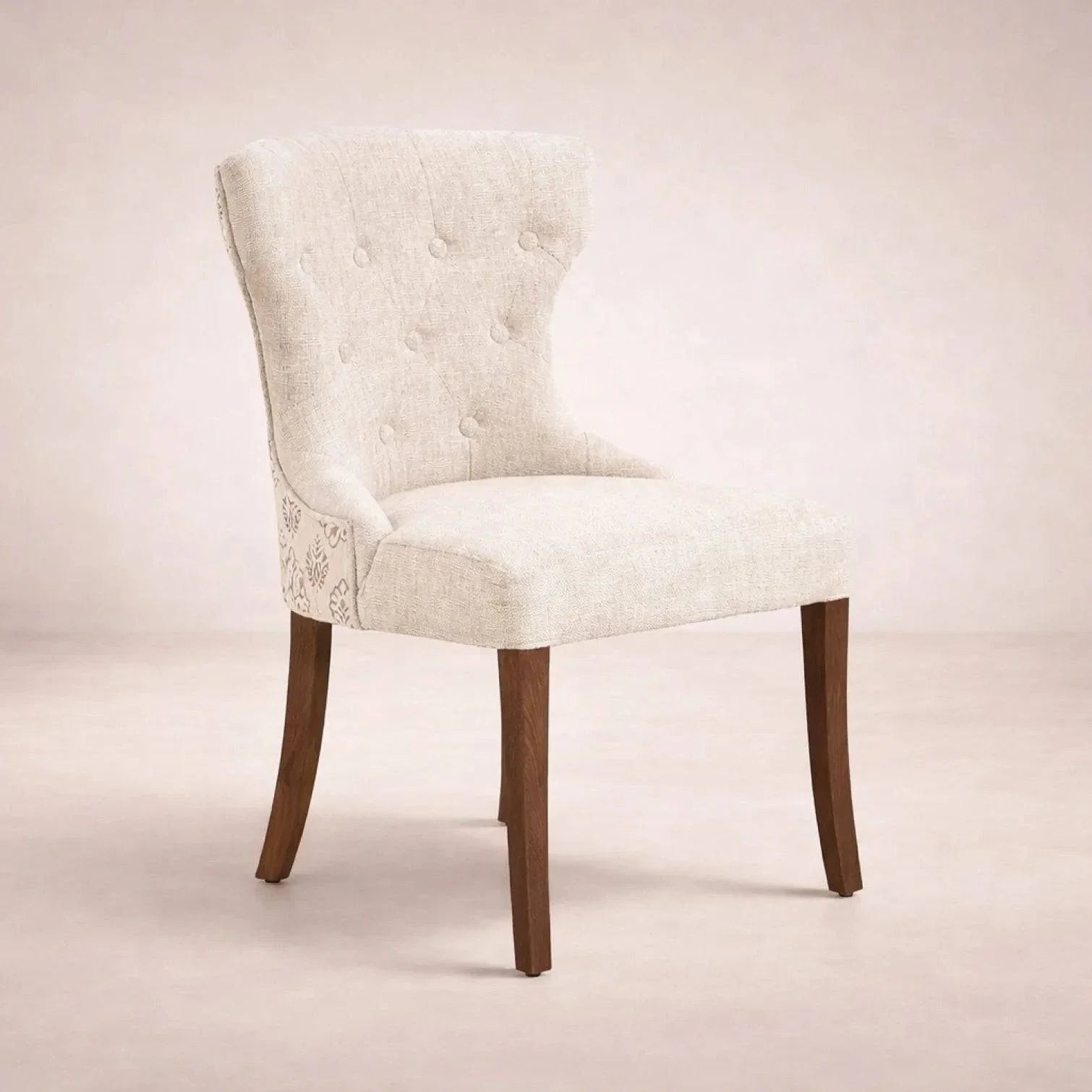 Juego de comedor Tulip de 6 piezas con sillas de nogal, estructura de madera y tapizado en chenille, ideal para comedor elegante.