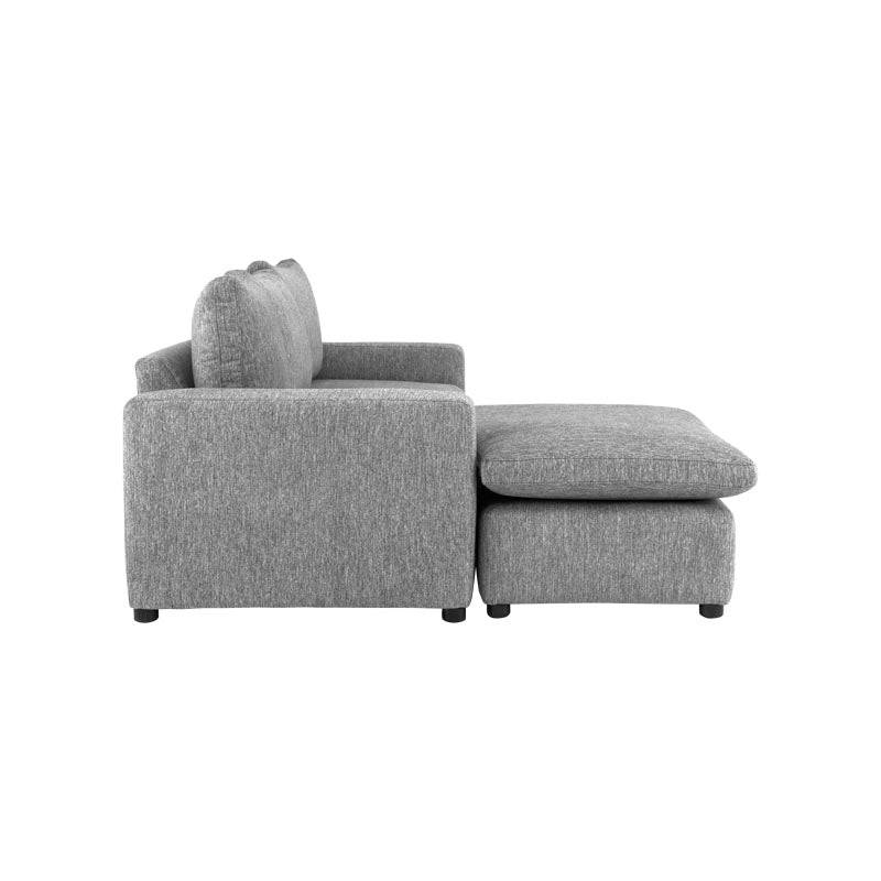 Sofá Gracey de Deurope con taburete en color gris claro, con cojines y estructura moderna en sala de estar.