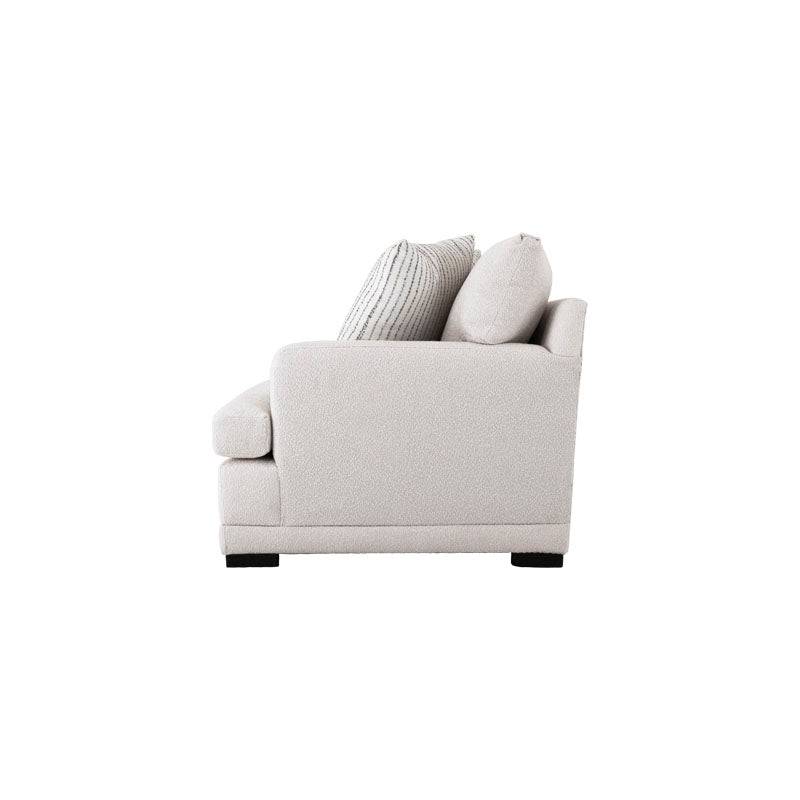 Sofá Oliver de deurope.com.mx, asiento gris con respaldo acolchado y brazos rectos en un entorno moderno y cómodo.