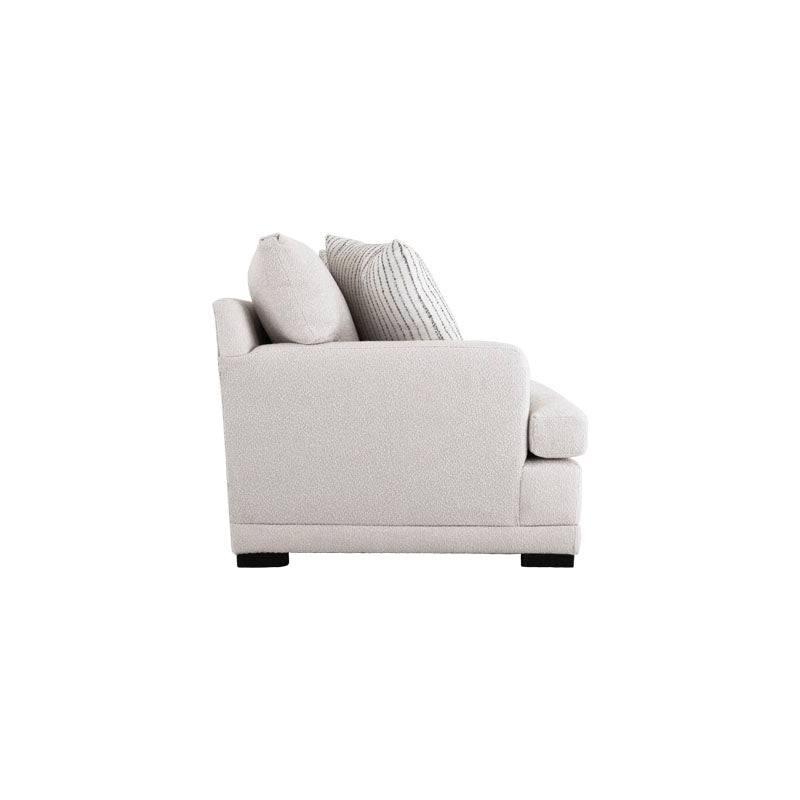 Sofá Oliver de deurope.com.mx, tapizado en tela gris, con cojines decorativos y estructura moderna en sala de estar.