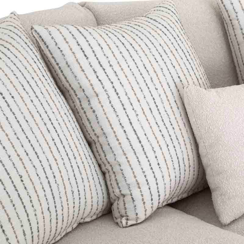 Sofá Oliver de Deurope, estilo moderno con tapizado en tela gris, asiento cómodo y brazos anchos en una sala elegante.