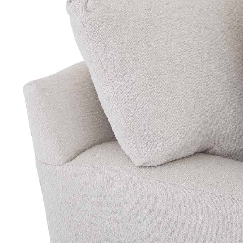 Sofá Oliver de deurope.com.mx, asiento y respaldo acolchados, tapizado en tela gris claro, estilo moderno para sala de estar.