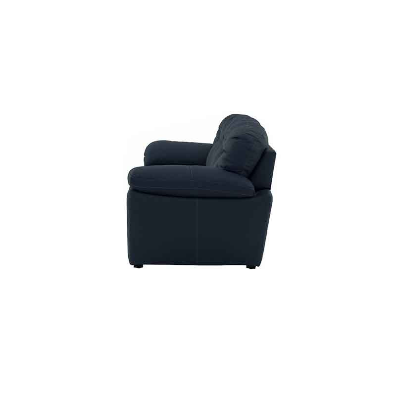 Sofá de sala Carter de cuero en color moka, con respaldo y asiento acolchados, tamaño 223 cm de ancho, 90 cm de alto, 88 cm de fondo