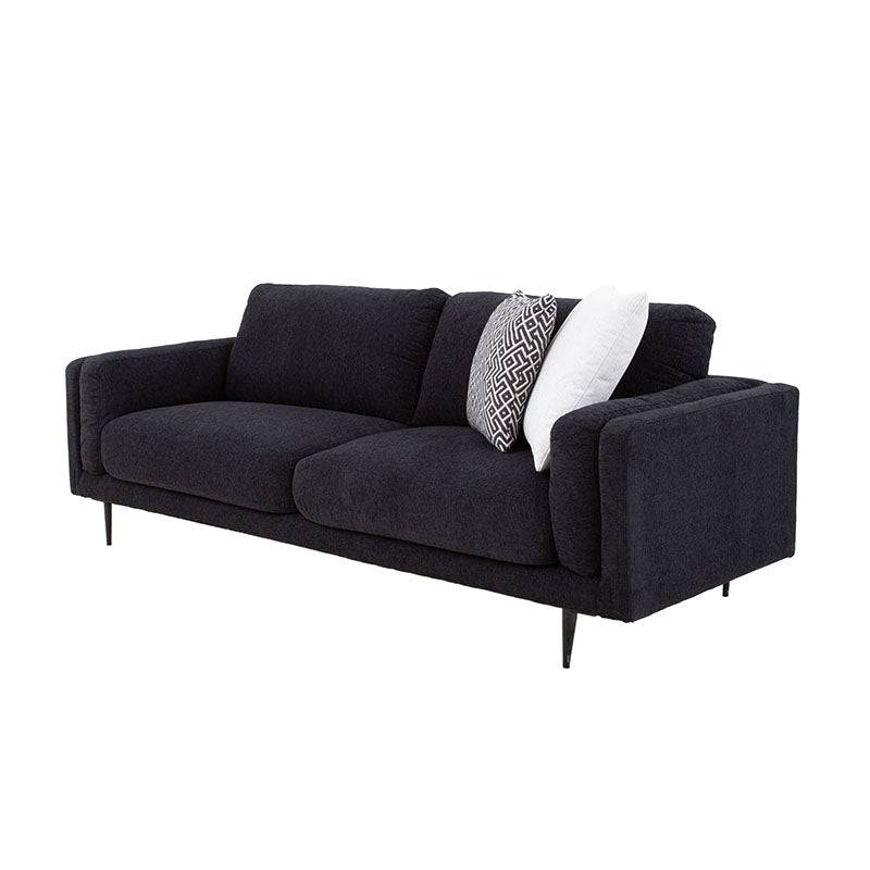 Sofá de sala Alessandra de 2 piezas en tejido plano afelpado negro, con estructura moderna y cómodo diseño.