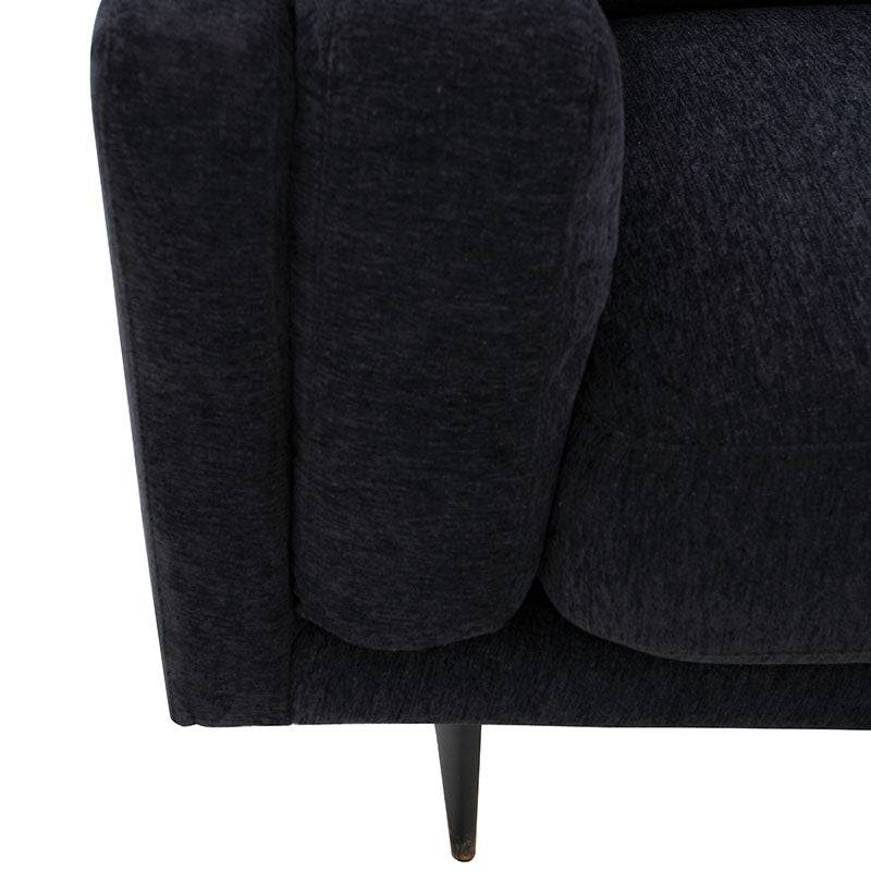 Sofá de sala Alessandra de 2 piezas en tapiz negro, con cojines y estructura moderna, medida 226x80x93 cm.