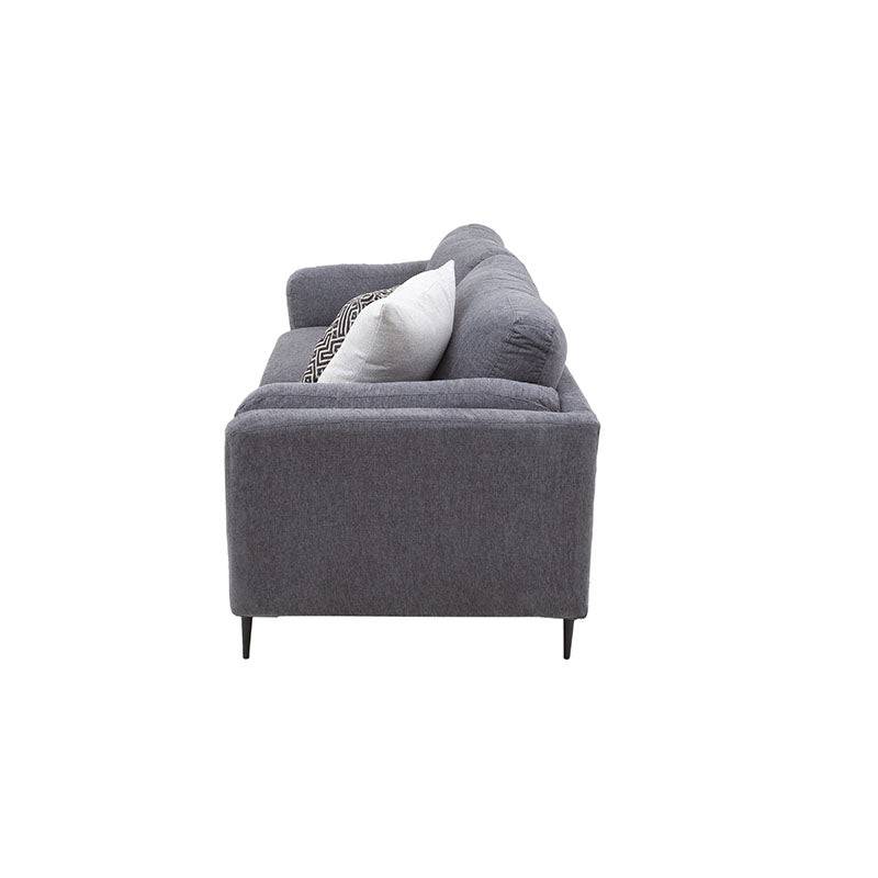 Sofá de sala Alessandra de 2 piezas en tapiz negro, con cojines acolchados, en un ambiente moderno y elegante.